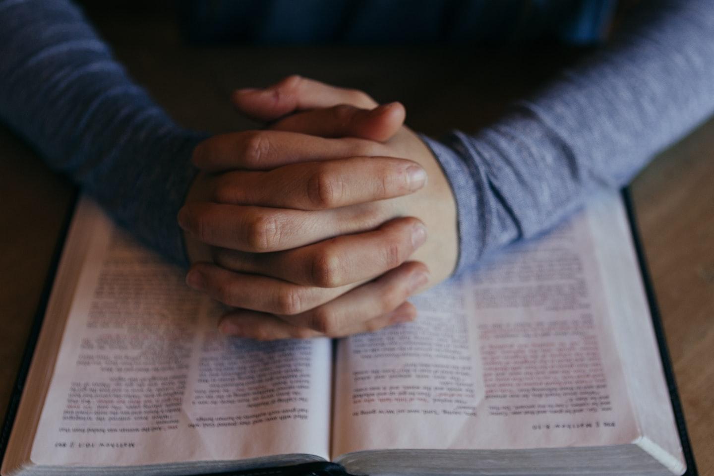Bibel_beten_patrick-fore-b_SHPU5M3nk-unsplash.jpg_1645521245