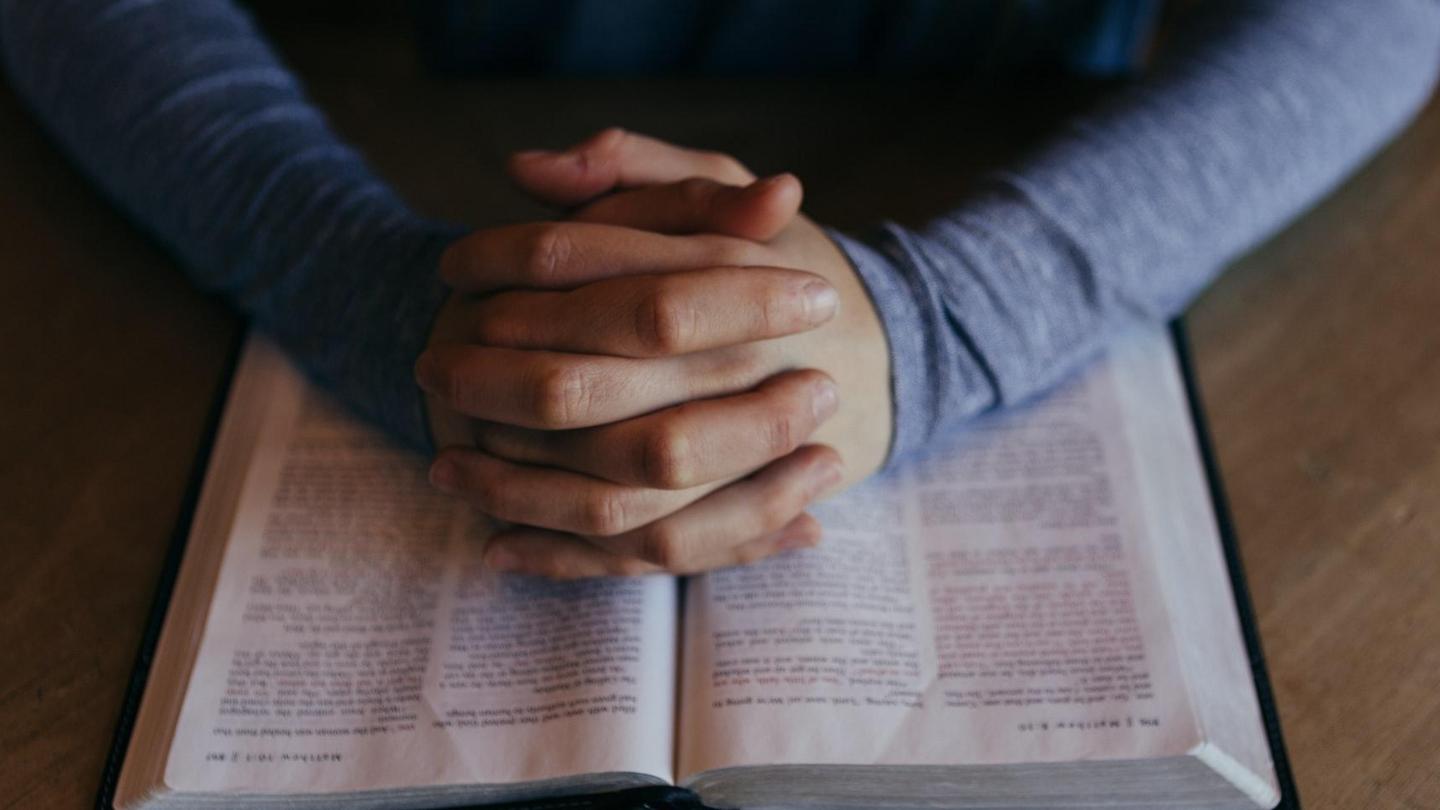 Bibel_beten_patrick-fore-b_SHPU5M3nk-unsplash.jpg_1645521245