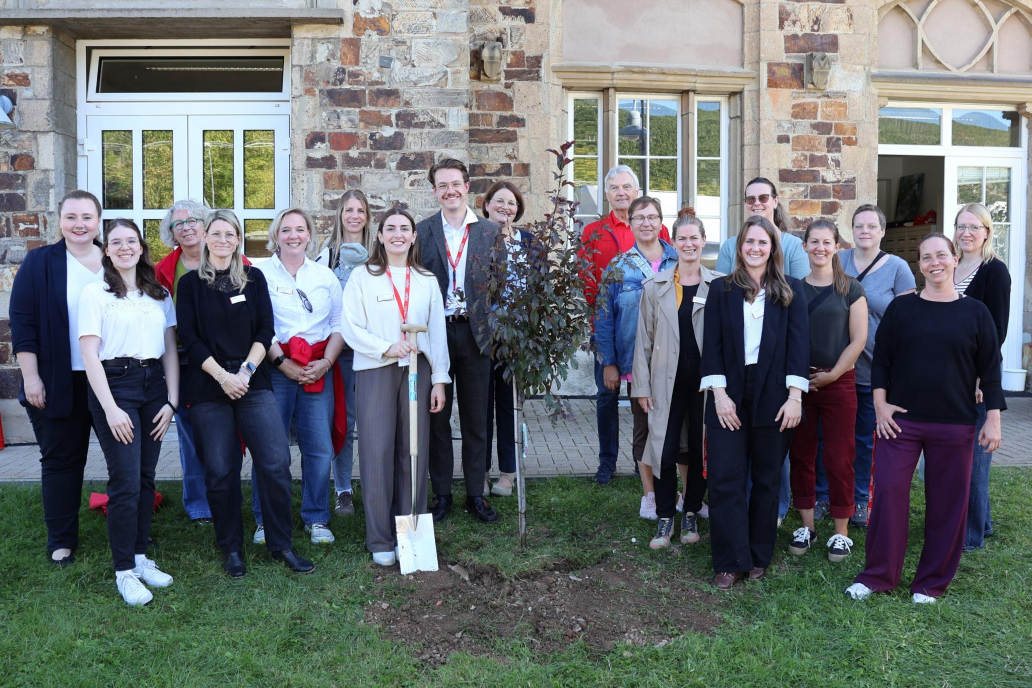 Aktuelle und ehemalige Mitarbeitende der Caritas-Fluthilfe pflanzten gemeinsam einen Baum.