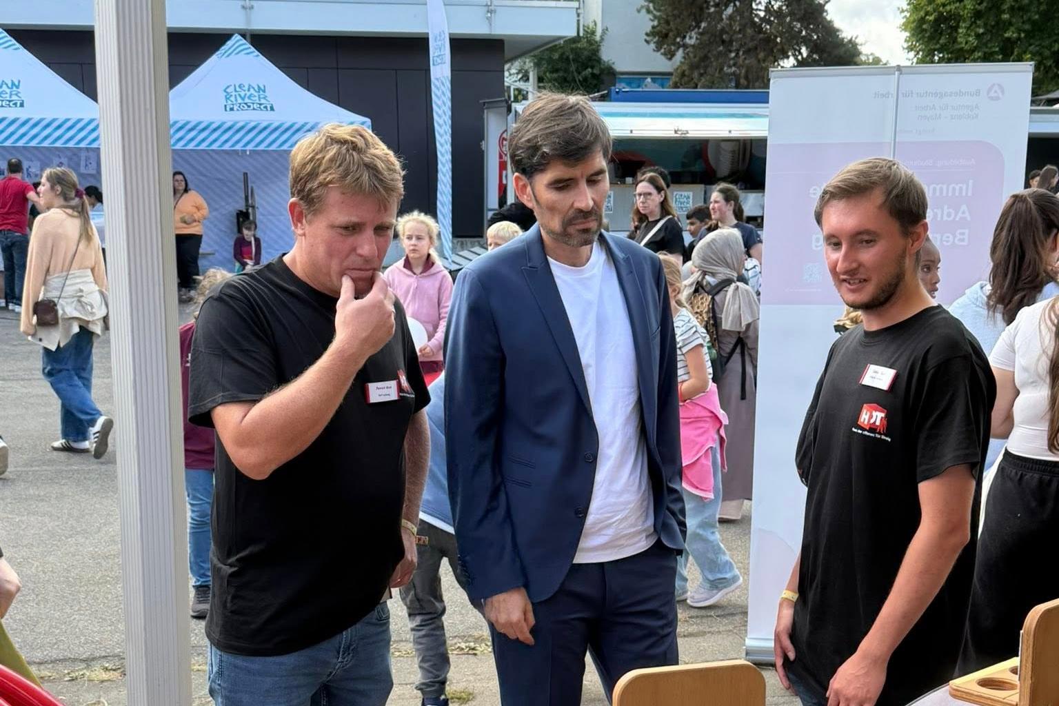 Besuch von Bildungsminister Sven Teuber am Stand des HoT (von links): Patrick Book (Leitung Haus der offenen Tür Sinzig), Sven Teuber und Tobis Seiler (Beteiligungsprojekt Aufwind)