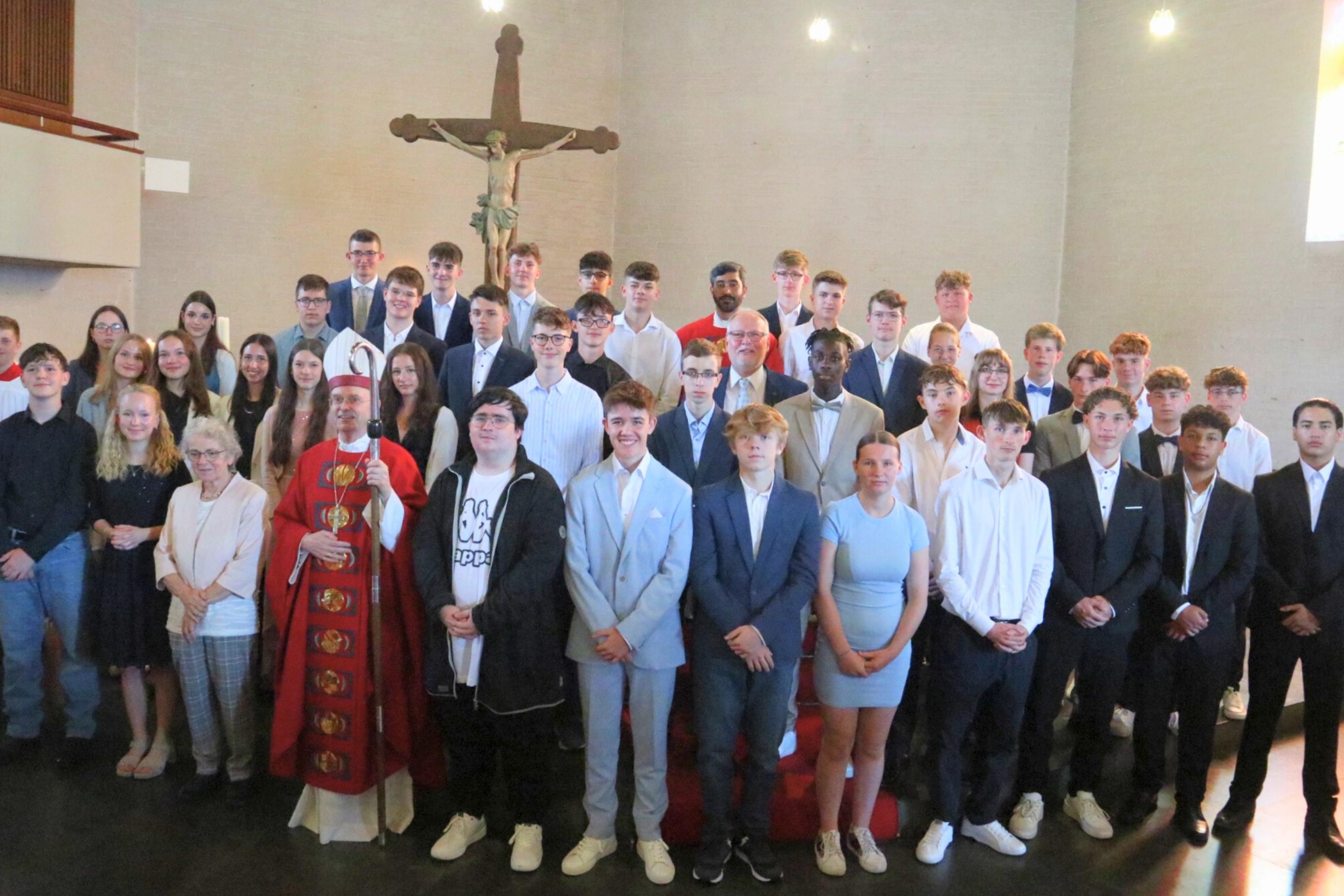 Nach der Firmung kamen die Jugendlichen nochmal zu einem Gruppenfoto mit dem Trierer Weihbischof Robert Brahm in der Niederzissener Kirche zusammen.