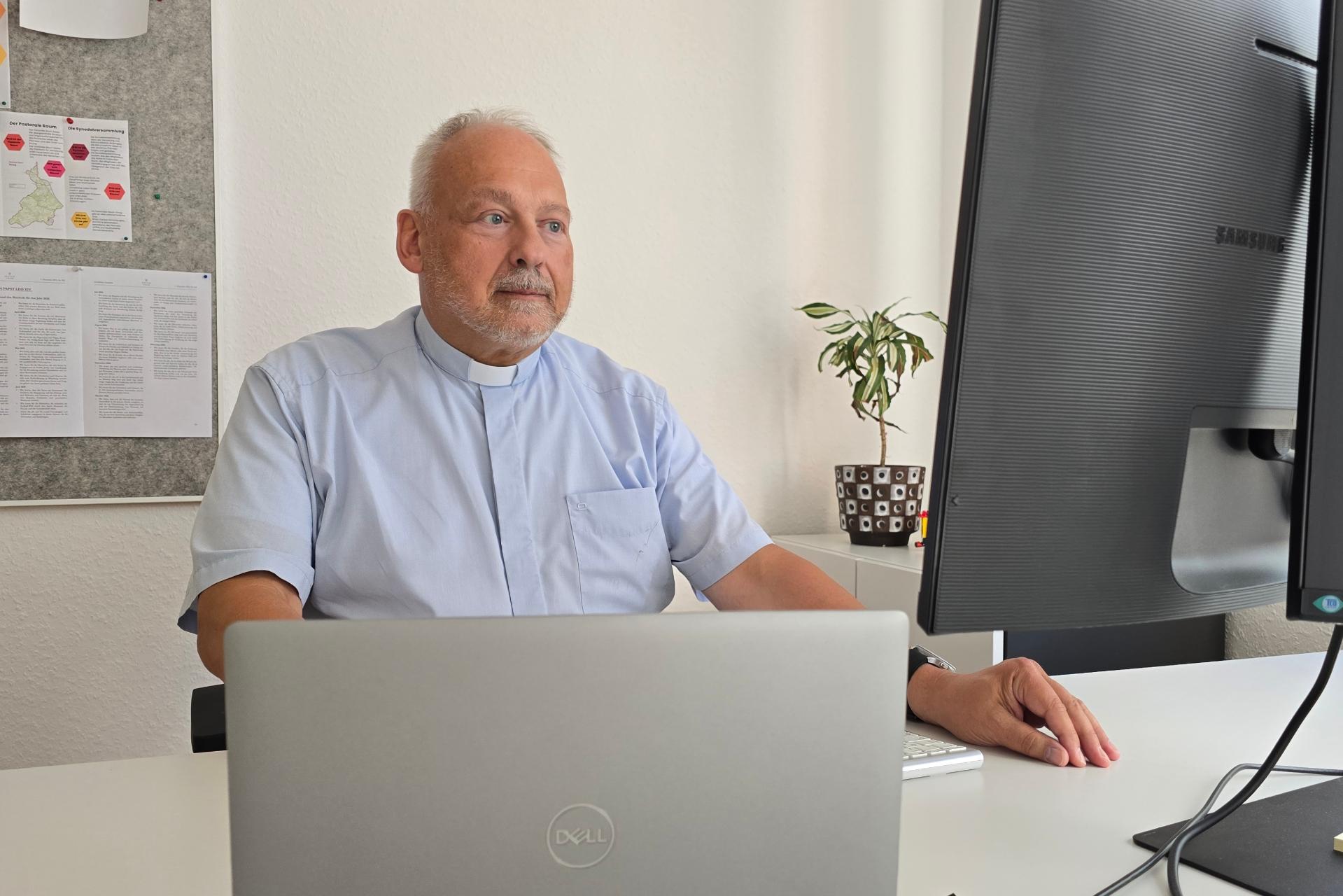 Matthias Schmitz sitzt am Schreibtisch vor einem Monitor