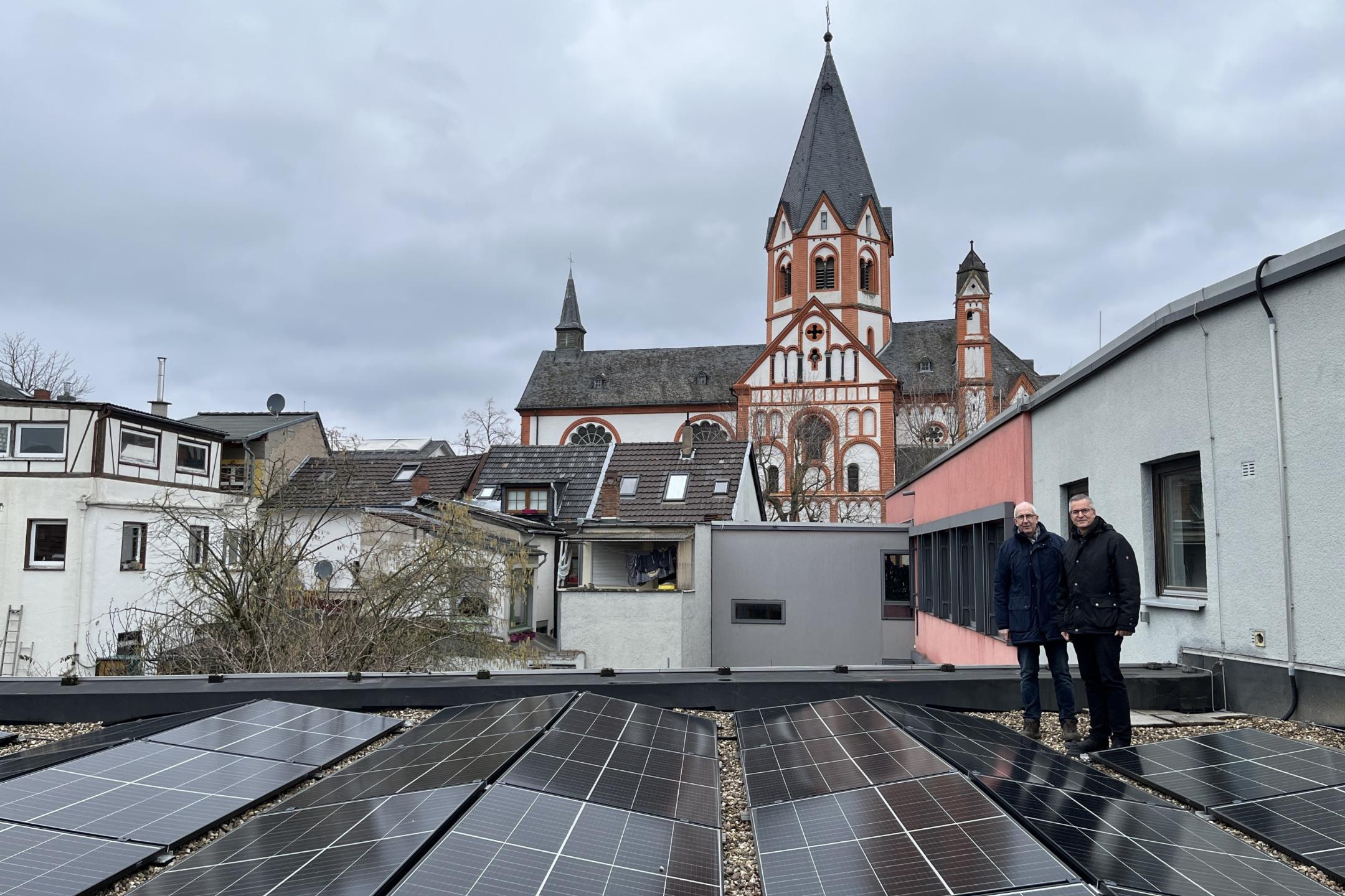 Kurt Heuser und Markus Schlich auf dem Dach des Gebäudekomplexes