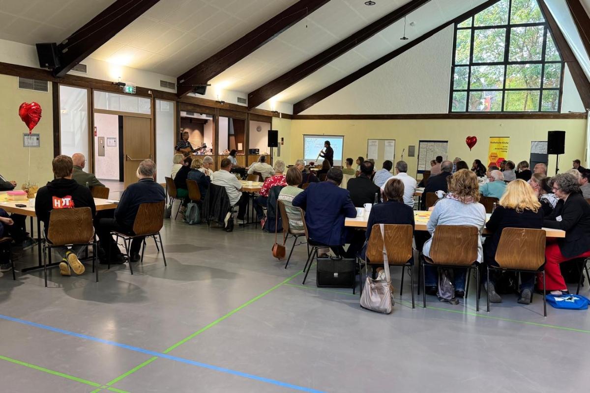 Rund um verschiedene thematische Tische kamen die Teilnehmenden bei der Synodalversammlung miteinander ins Gespräch.