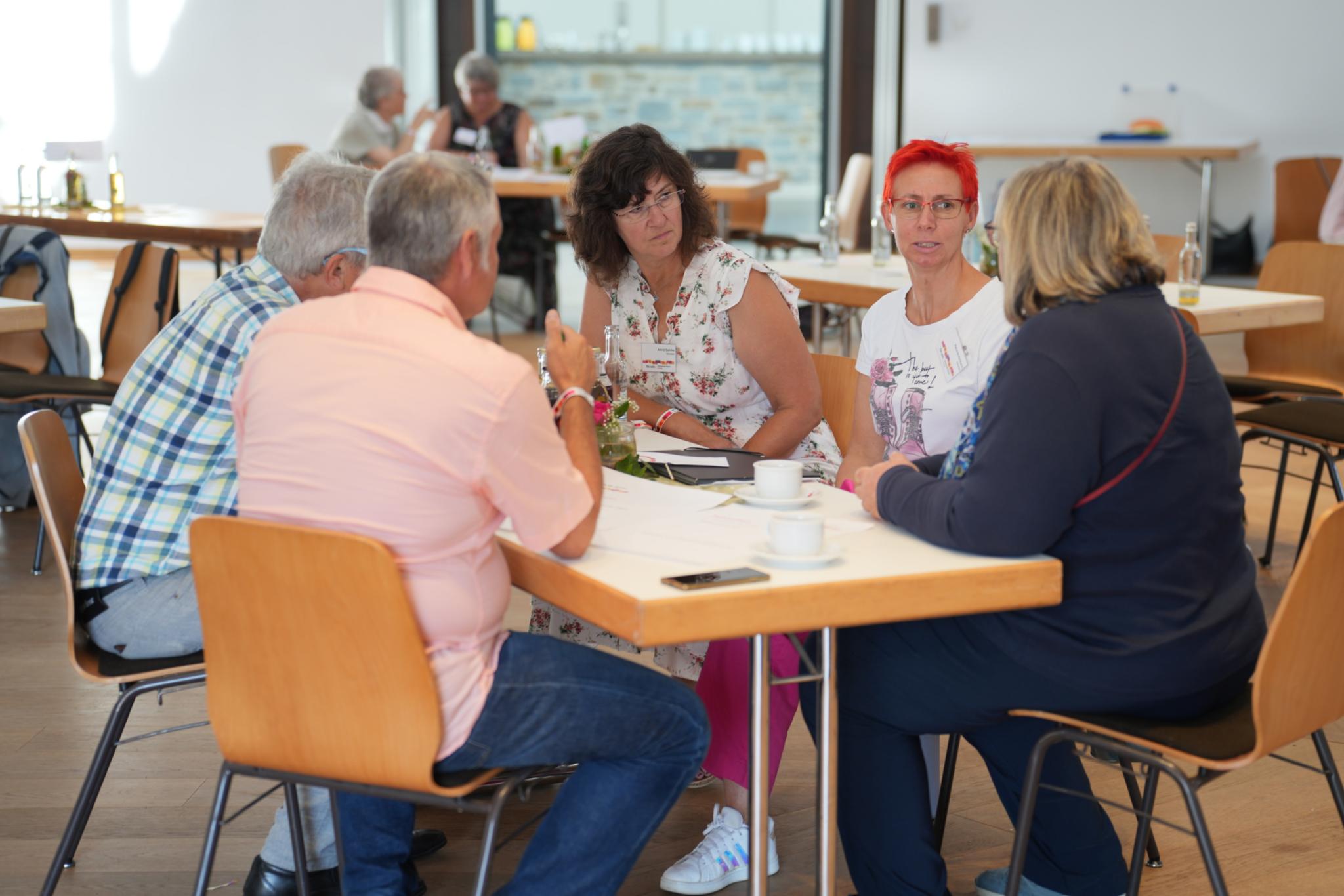 In Tischgruppen können die Engagierten sich zu den sie interessierenden Feldern austauschen